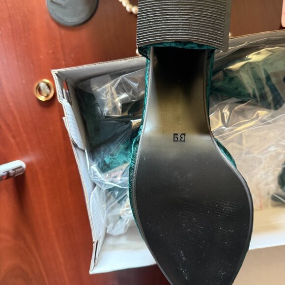 Green velvet block heels with pearl ankle strap - Picture 7 of 8